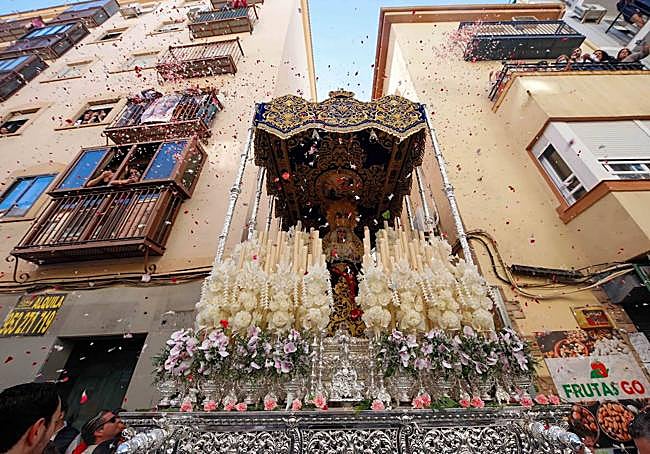 Petalada sobre la Virgen.