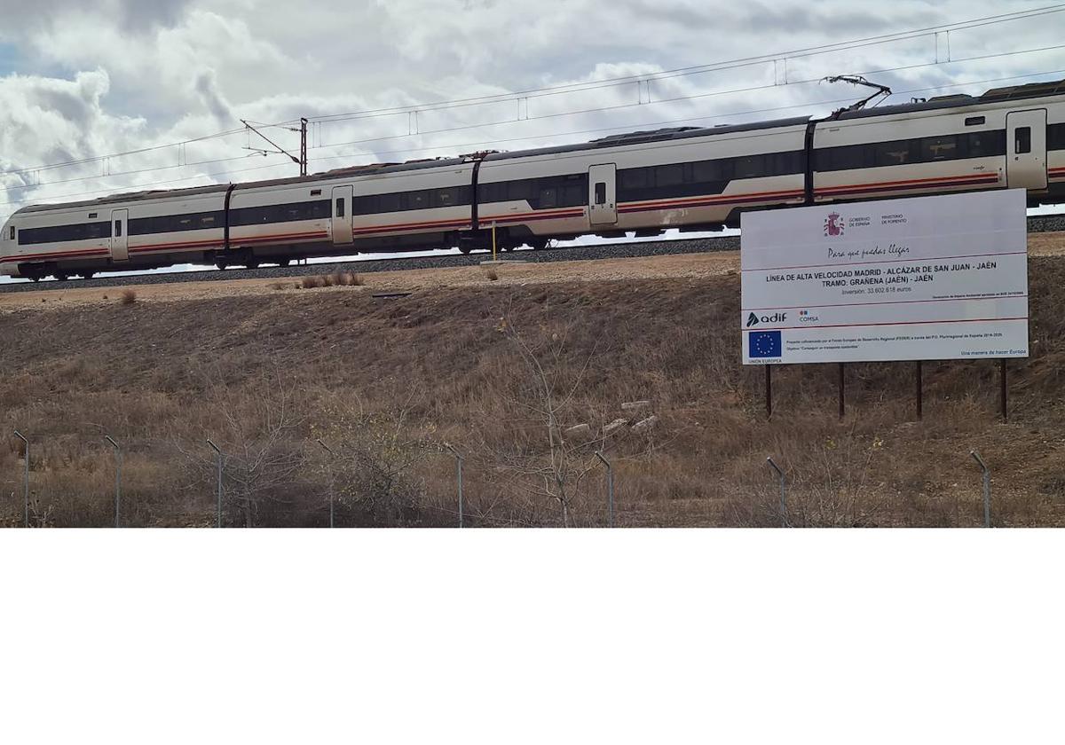 Un tren atraviesa el Llano de las Infantas, tramo construidos de la línea Madrid-Alcázar de San Juan-Jaén.