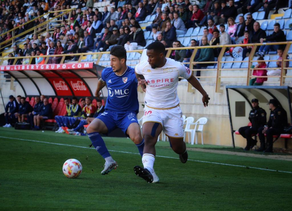 El Linares vuelve a sumar de 3 en 3 en León