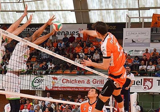 Emilio Ferrández trata de superar el bloqueo de Moisés Cézar.