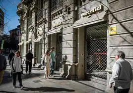 Cortefiel, en el centro de Granada, cerrado este domingo.