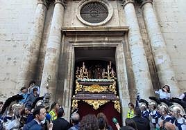 Salida del paso de Jesús Orando en el Huerto, del templo de San Ildefonso