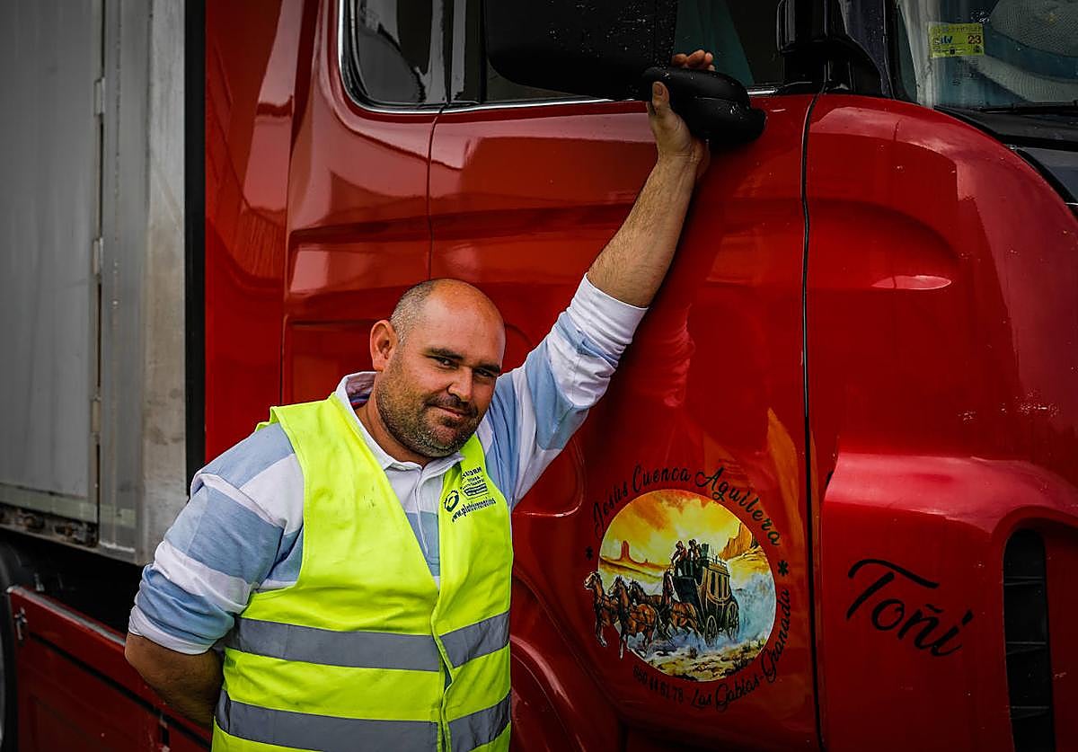 El transportista Jesús Cuenca, uno de los líderes de Plataforma en Granada, posa para IDEAL con su camión.