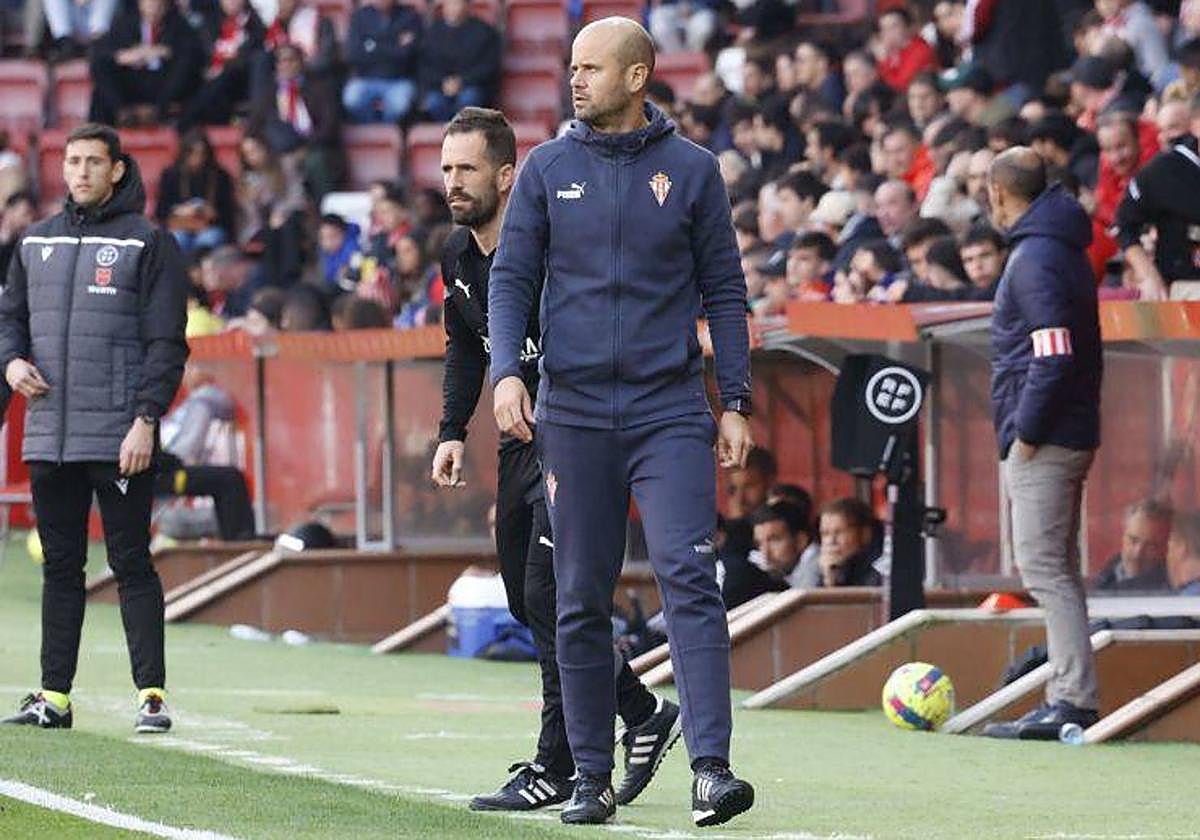 Miguel Ángel Ramírez sigue el partido desde su área técnica.
