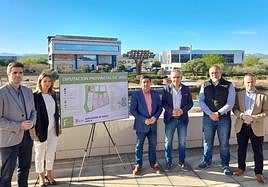 Responsables de la Diputación, de Mengíbar y de Geolit, junto al plano de la ampliación.