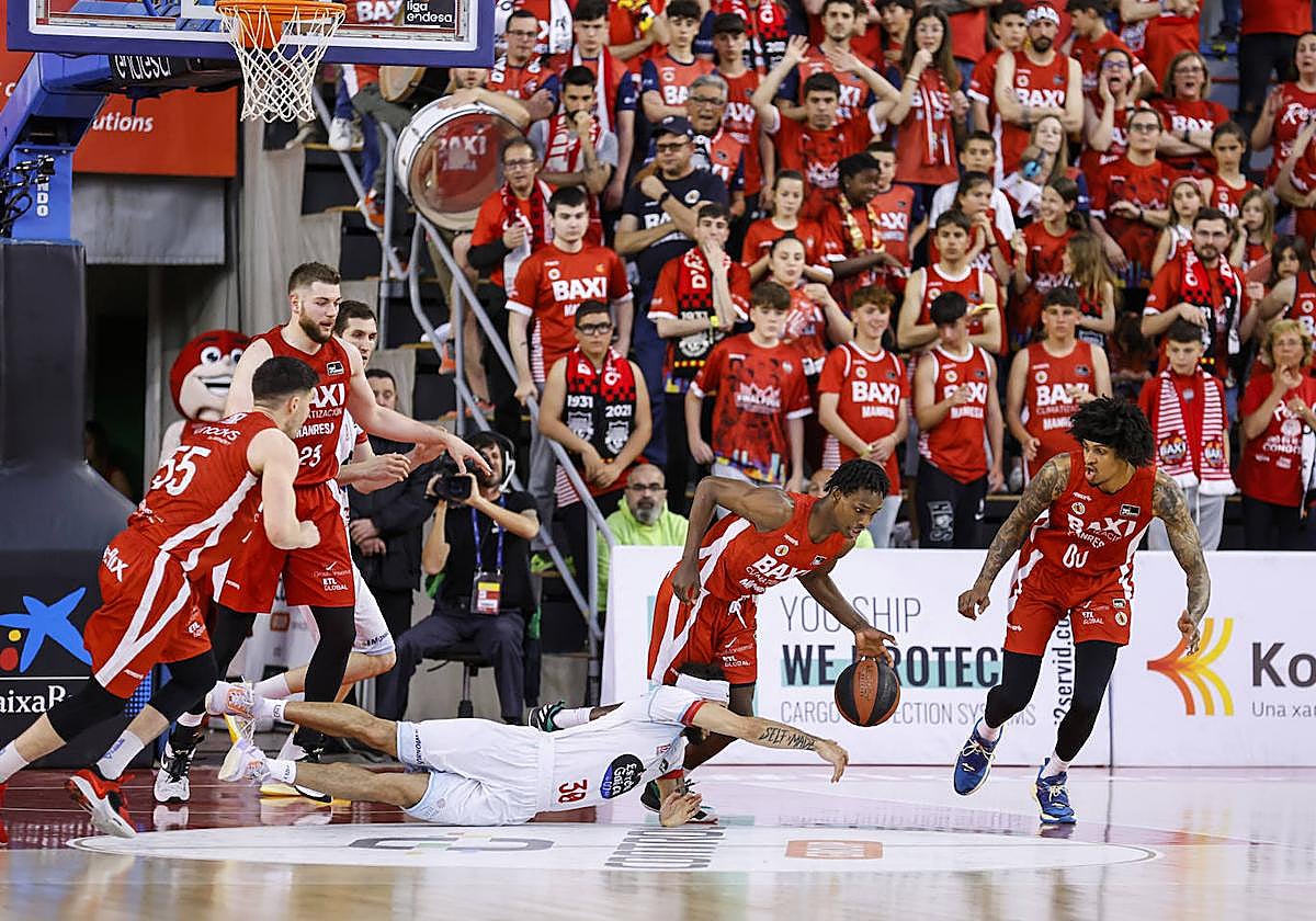La defensa del Baxi Manresa rayó a gran altura ante el Obradoiro.