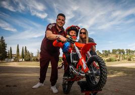 Daniela posa con su KTM60 cc de dos tiempos, junto a sus padres. Él, Iván, hace las labores del técnico.