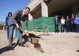 Juanma Moreno durante la colocación de la primera piedra, hoy en Torrecárdenas.