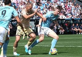 Rodrigo Ely persigue a Strand Larsen para hacerse con el balón.