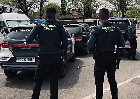 Imagen secundaria 1 - Coche del detenido en Granada.
