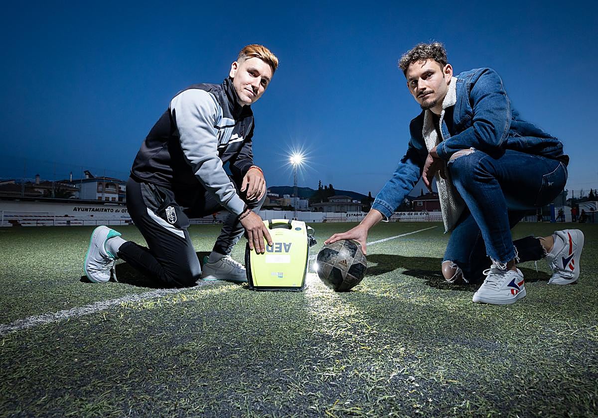 Raúl (a la derecha) y Javier (izquierda), en el lugar del suceso con el desfibrilador y el balón de fútbol.