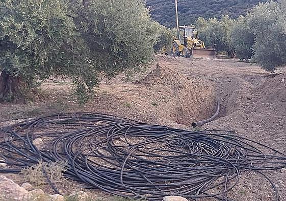 Obras de instalación del sistema de riego en un olivar entre Mancha Real y Torres, la semana pasada.