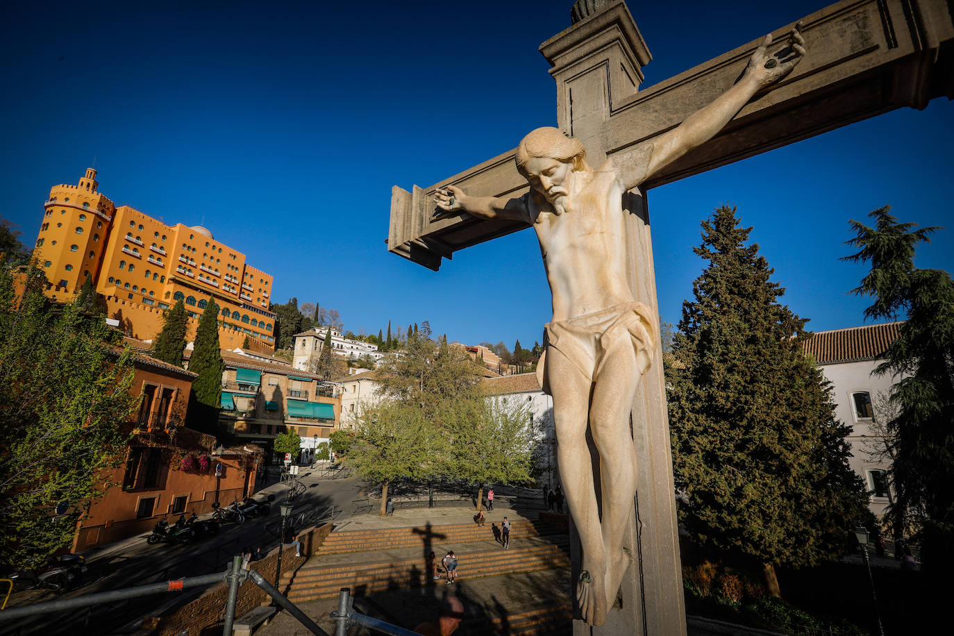 Primer plano de la imagen, con la parroquia al fondo.