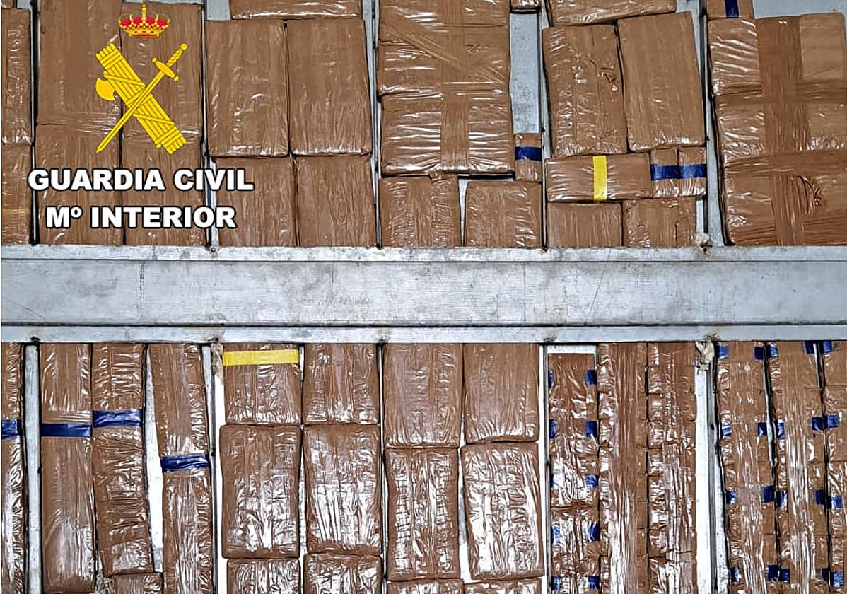 Un perro antidroga destapa un cargamento de hachís oculto en un camión en el Puerto de Motril