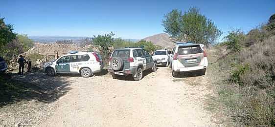 Varios vehículos de la Guardia Civil, necesarios en la intervención.