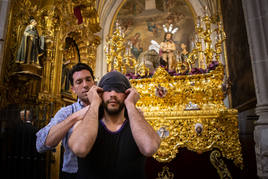 Costaleros de la Cañilla se preparan para la estación de penitencia.