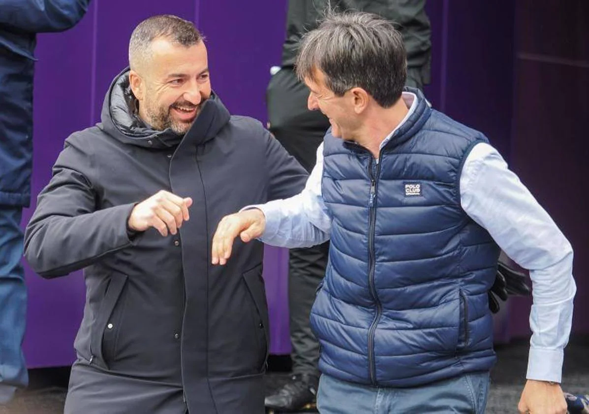 Diego Martínez y Pacheta, cesados este pasado lunes, se saludan en el partido que les midió al frente de Espanyol y Valladolid.