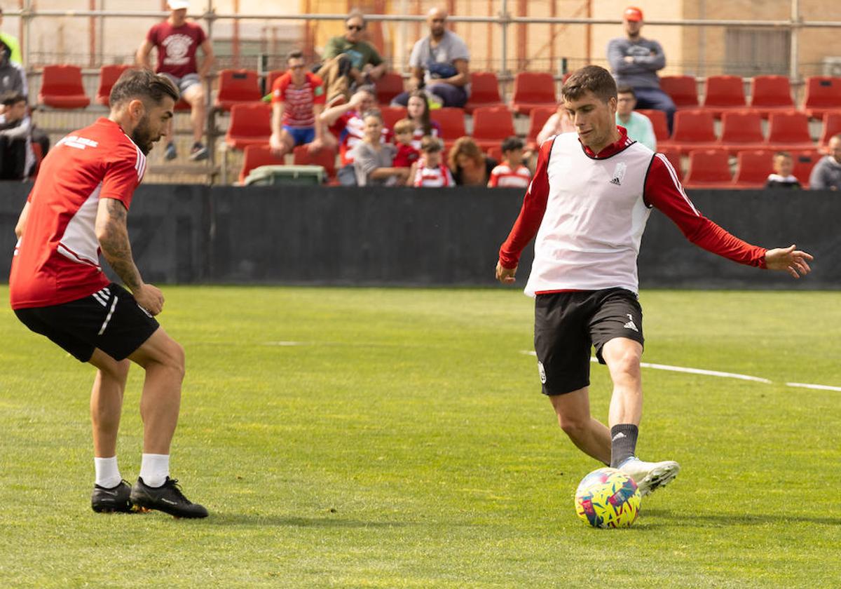 Alberto Soro juega un balón en un entrenamiento ante Alberto Perea.