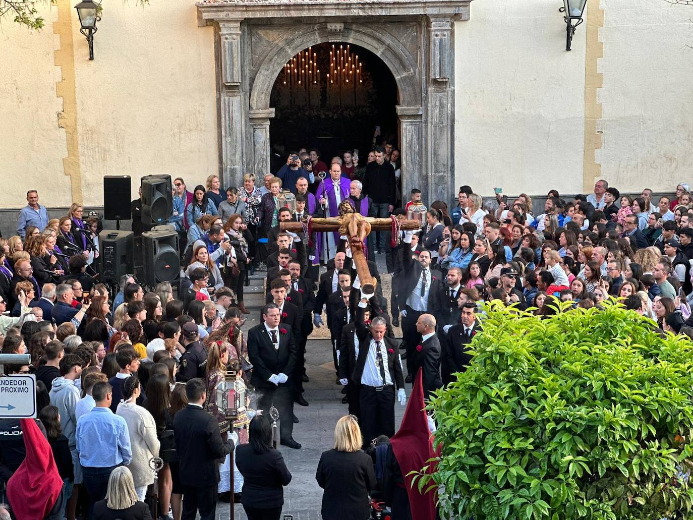 El Cristo de la Salud se reencuentra con cientos de fieles a las puertas de la Iglesia de la Victoria.