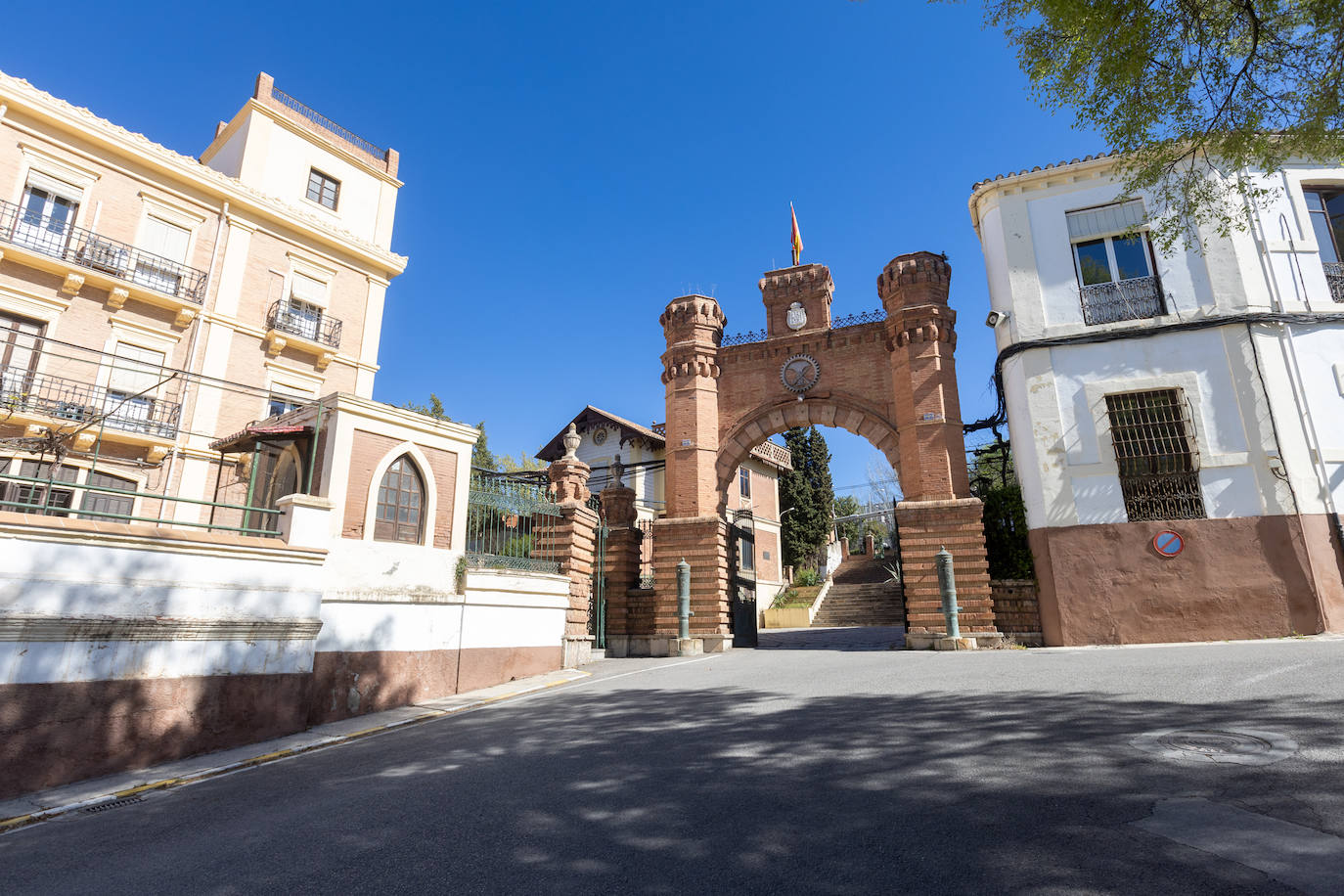 Imagen secundaria 1 - Dos imágenes del exterior de la fábrica y otra de la visita de la embajadora de Israel al museo de la fábrica , acompañada por el director, diputados y el delegado de UGT Francisco Ruiz Ruano. 