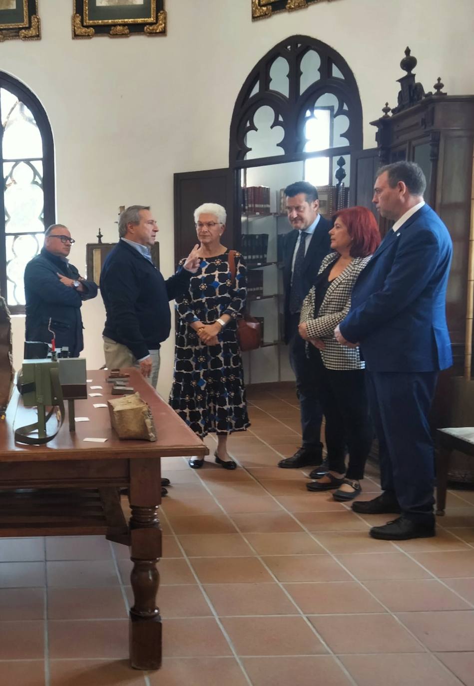 Imagen secundaria 2 - Dos imágenes del exterior de la fábrica y otra de la visita de la embajadora de Israel al museo de la fábrica , acompañada por el director, diputados y el delegado de UGT Francisco Ruiz Ruano. 