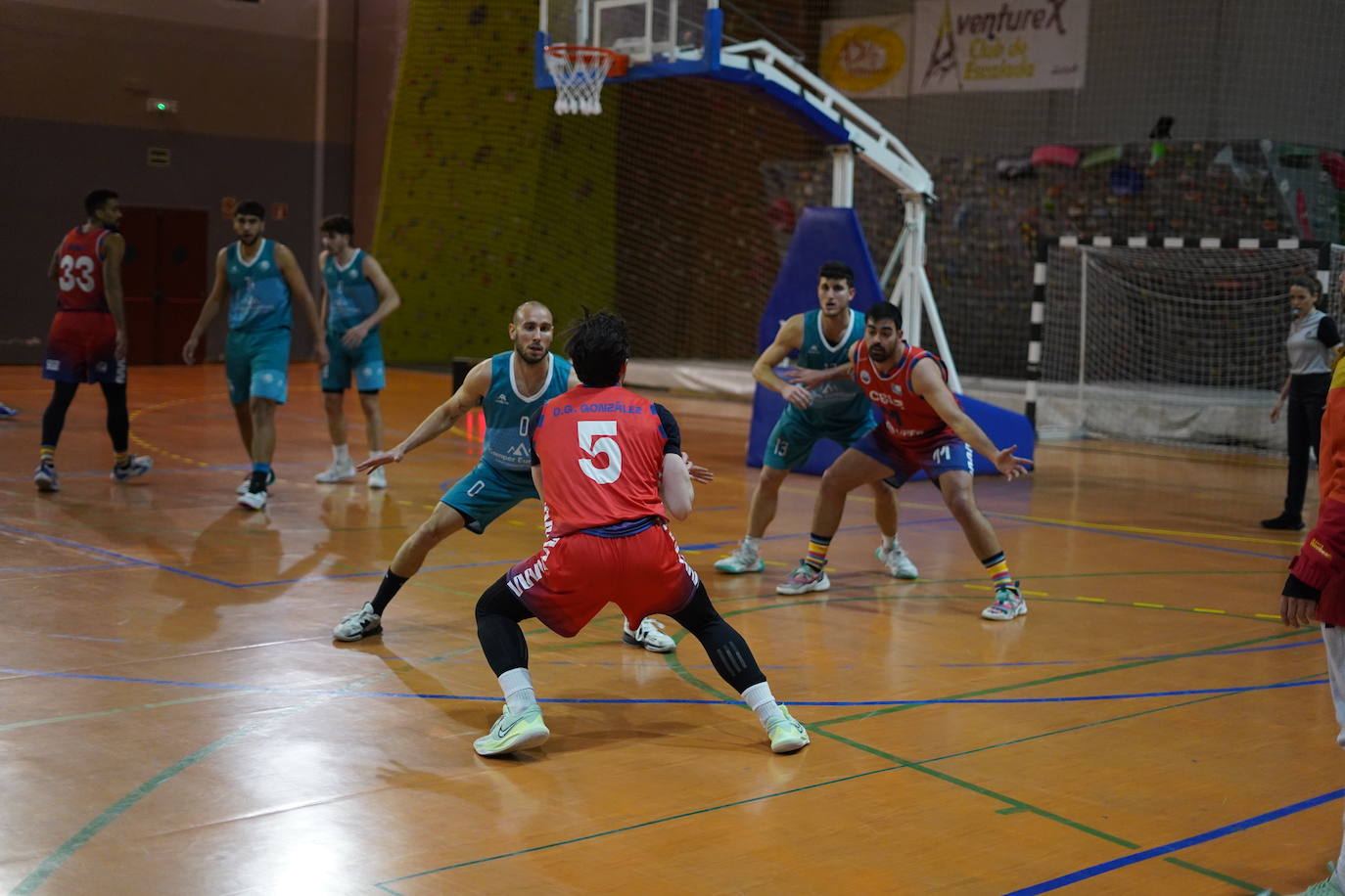 'Didi' García (5) busca un pase a Rui Pereira.