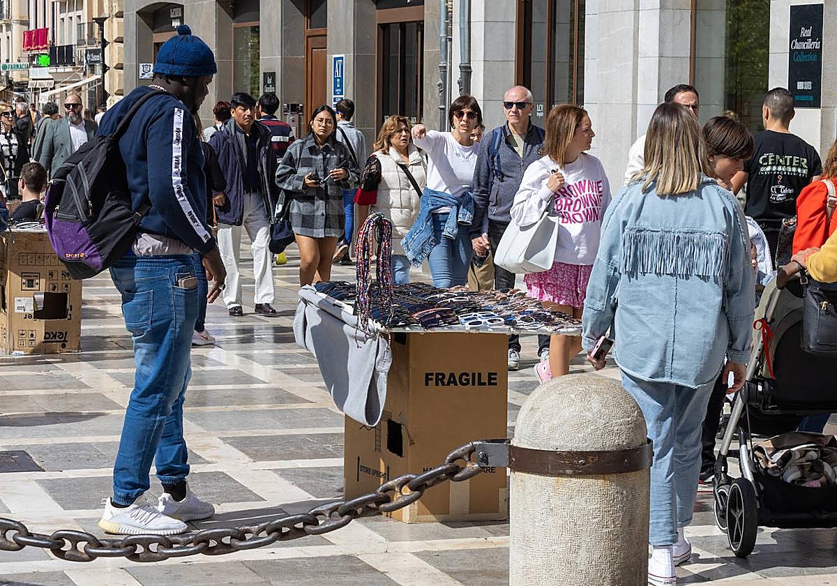 Tenderete de venta de gafas en plaza Nueva, esta mañana.