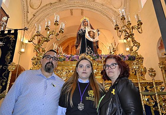 José Urbano, Lucía Urbano y Rosario Expósito, junto con Santa Marcela Verónica.