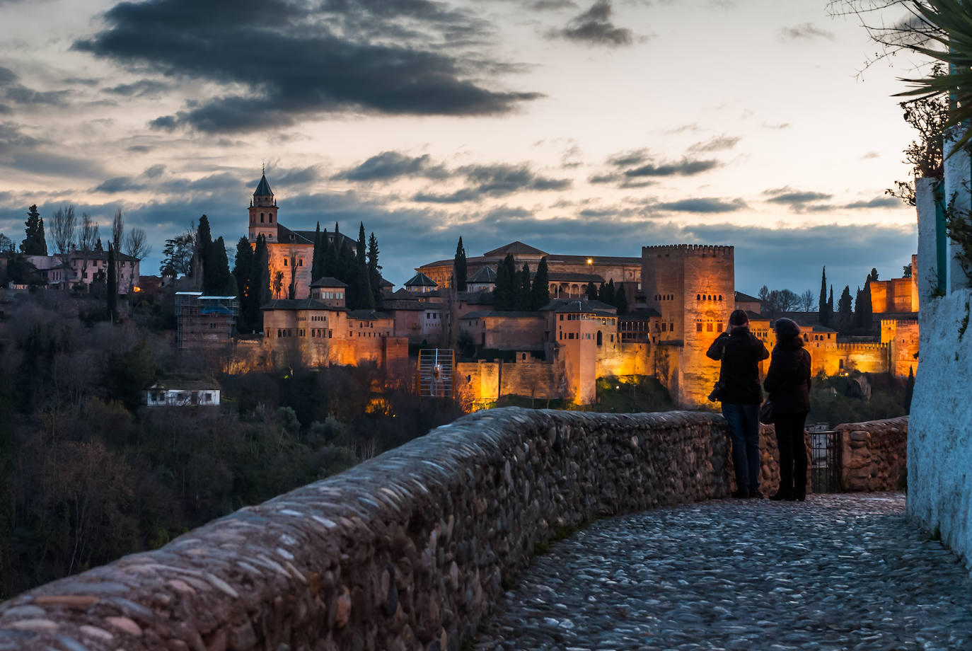 Imagen principal - La Alhambra desde la verea de Enmedio entre dos luces, Puente del Cadí o los Tableros desde el bosque de la Alhambra y Albayzín desde la torre campanario de la iglesia del Salvador. 