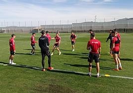 Myrto Uzuni, en el centro de un rondo este jueves.