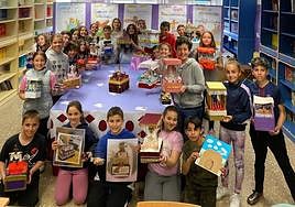 Alumnos del colegio Tierno Galván de Armilla con sus tronos de Semana Santa.