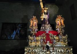 Nuestro Padre Jesús, El Abuelo, sale del Camarín en la Madrugá del Viernes Santo.