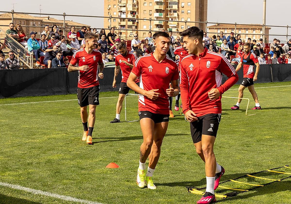 Myrto Uzuni, en el centro, durante el entrenamiento a puerta abierta del martes.