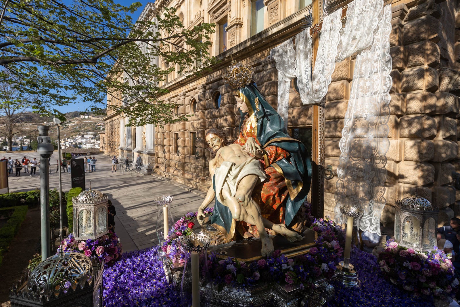 La procesión de Santa María de la Alhambra, en imágenes