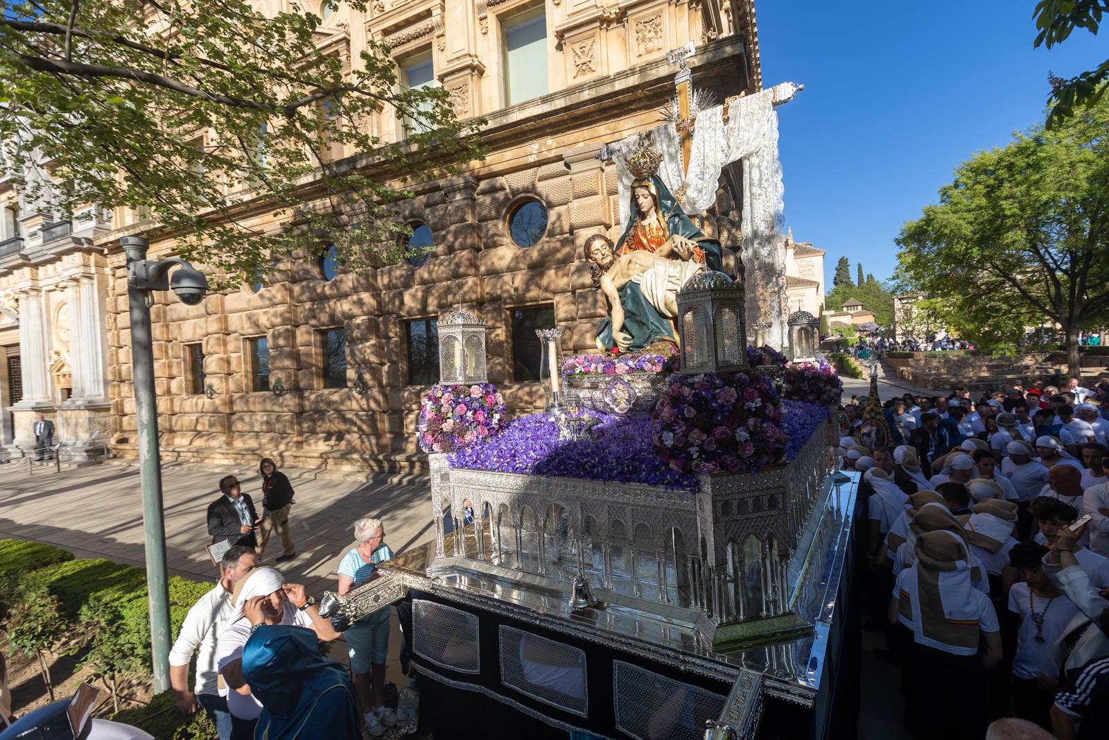 La procesión de Santa María de la Alhambra, en imágenes