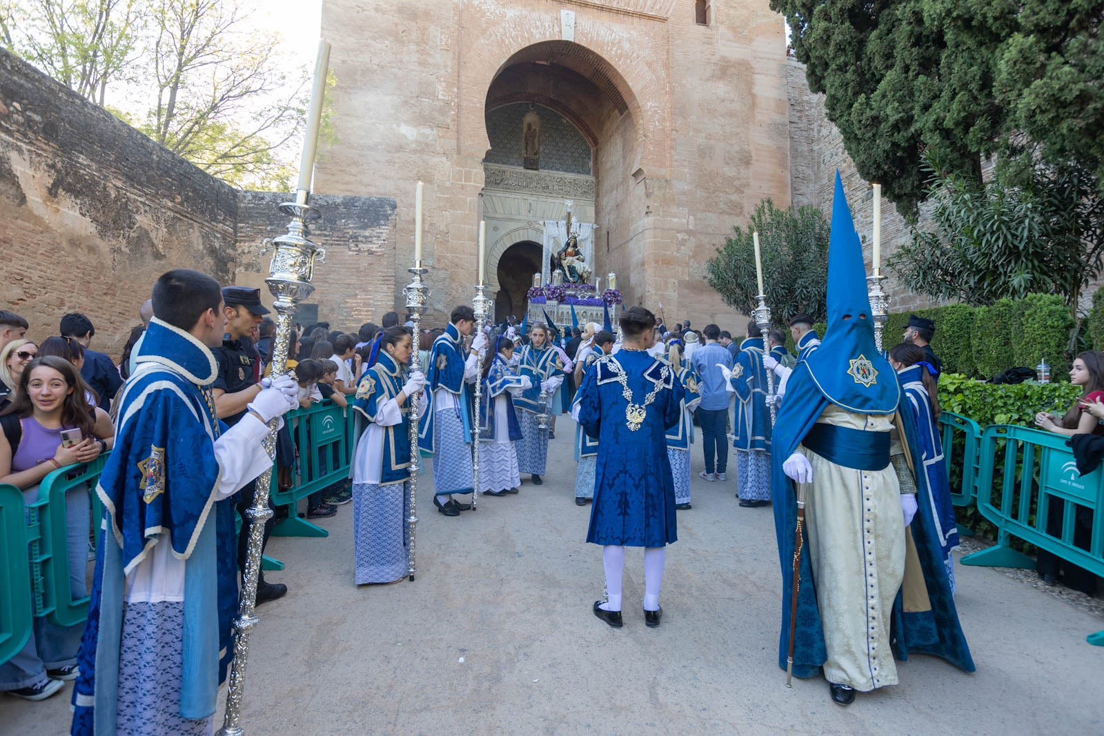 La procesión de Santa María de la Alhambra, en imágenes