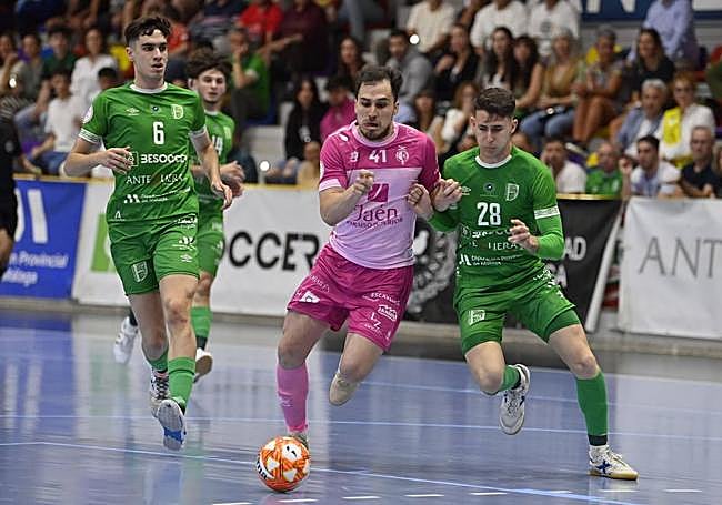 El internacional jienense, Pablo Ordóñez, observa la disputa entre Mati Rosa y S. Barona.