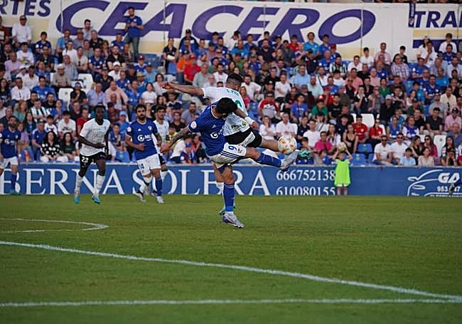 Puga y Mawi peleando por un balón.