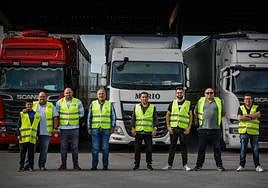 Varios transportistas que trabajan como autónomos miembros de Plataforma posan para IDEAL.