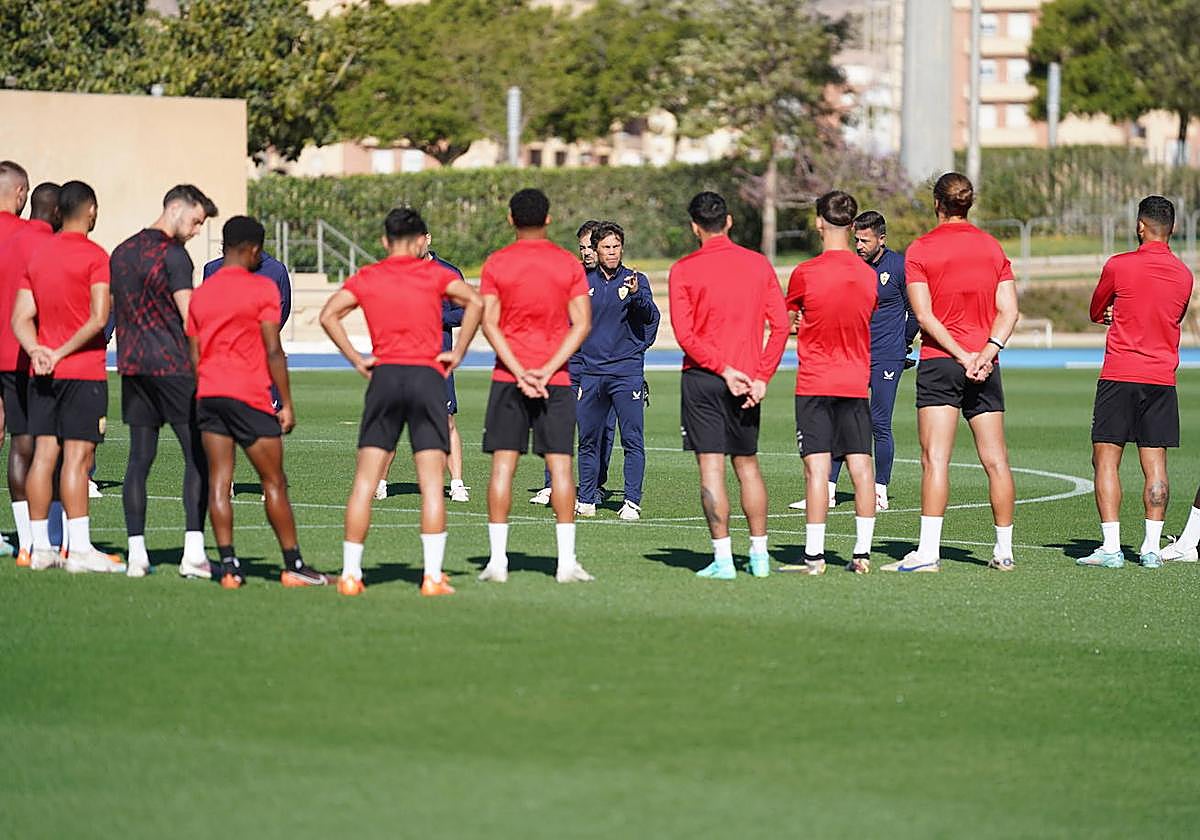 Rubi alecciona a sus jugadores con vistas a un partido muy importante, crucial.