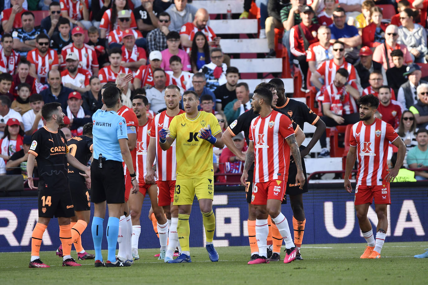 El Almería-Valencia, a pie de campo