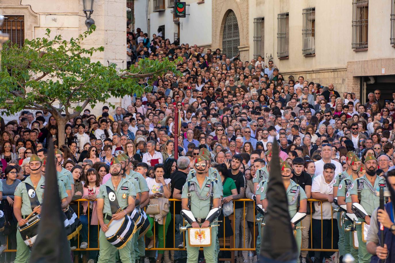 Gran ambiente para ver la procesión del Miércoles Santo y la Legión.
