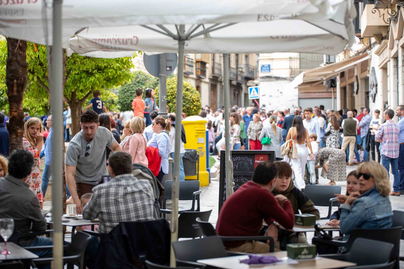 Ambiente en una terraza del centro de la ciudad de Jaén durante esta Semana Santa.