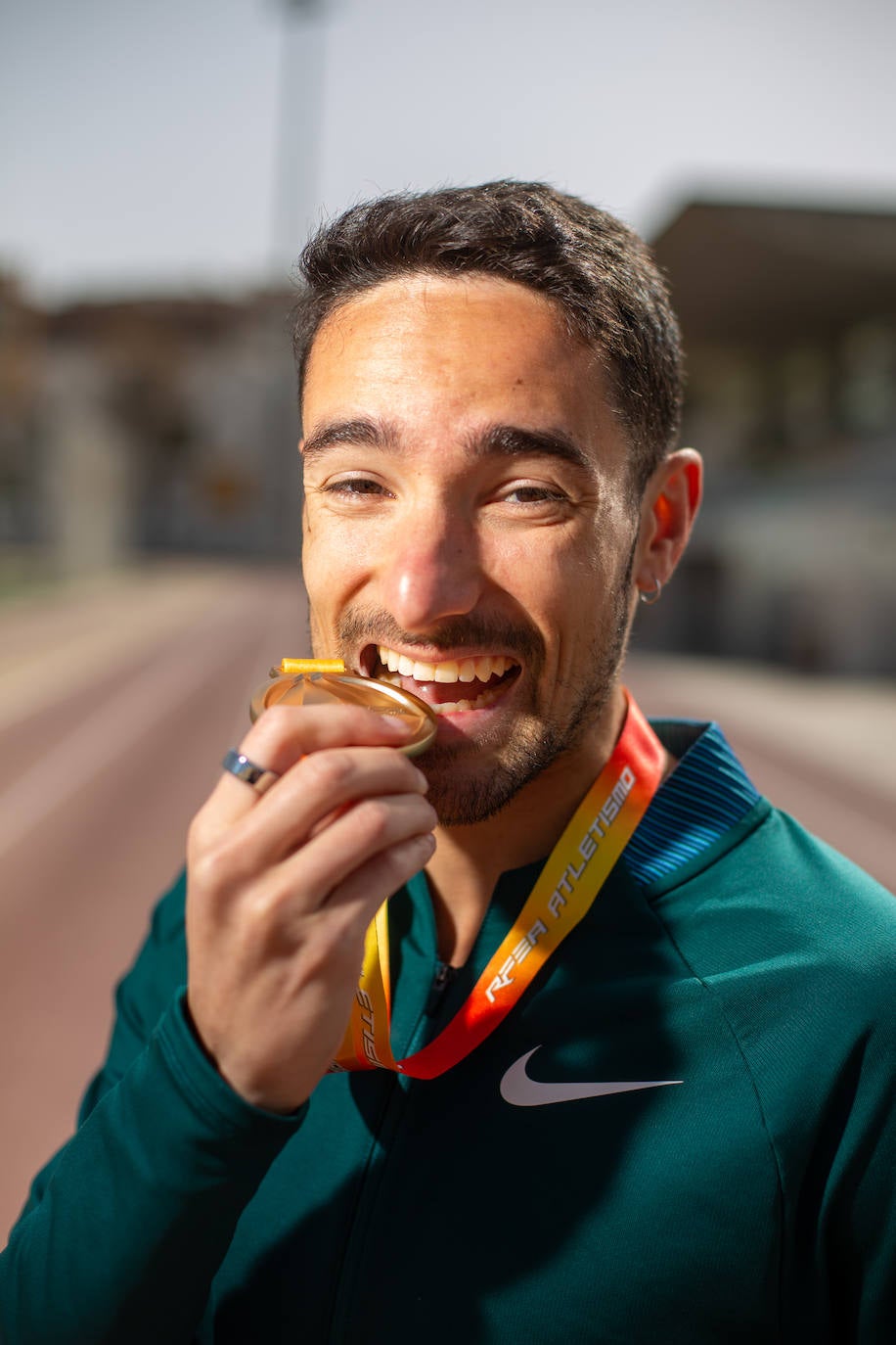 Ignacio Fontes muerde su medalla de oro.