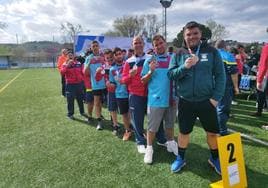 El equipo de fútbol de Purísima luce su medalla de plata, obtenida en los Special Olympics Games que se han celebrado en Granollers.