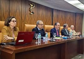 Asamblea de farmacéuticos, en el centro el presidente Juan Pedro Rísquez, se dirige a los asistentes.