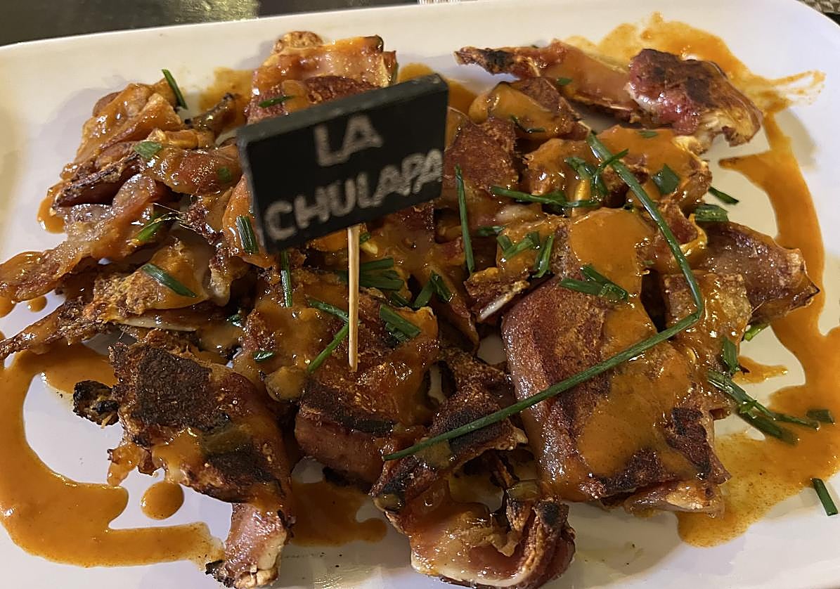 La oreja de La Chulapa de la Zubia, un plato que está para mojar pan.