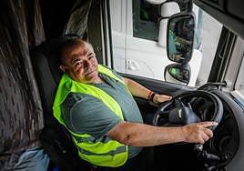 El transportista José Rodríguez posa para IDEAL con su camión.