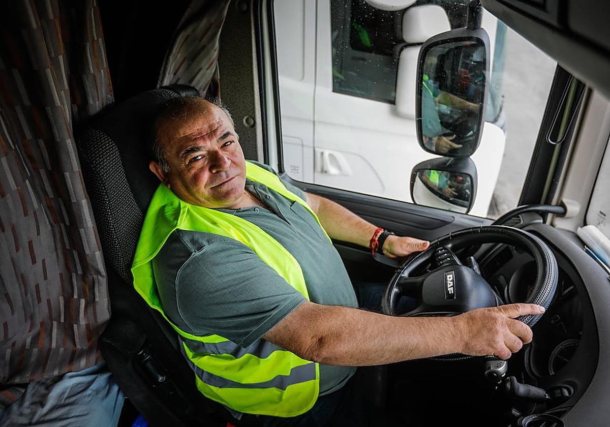 El transportista José Rodríguez posa para IDEAL con su camión.