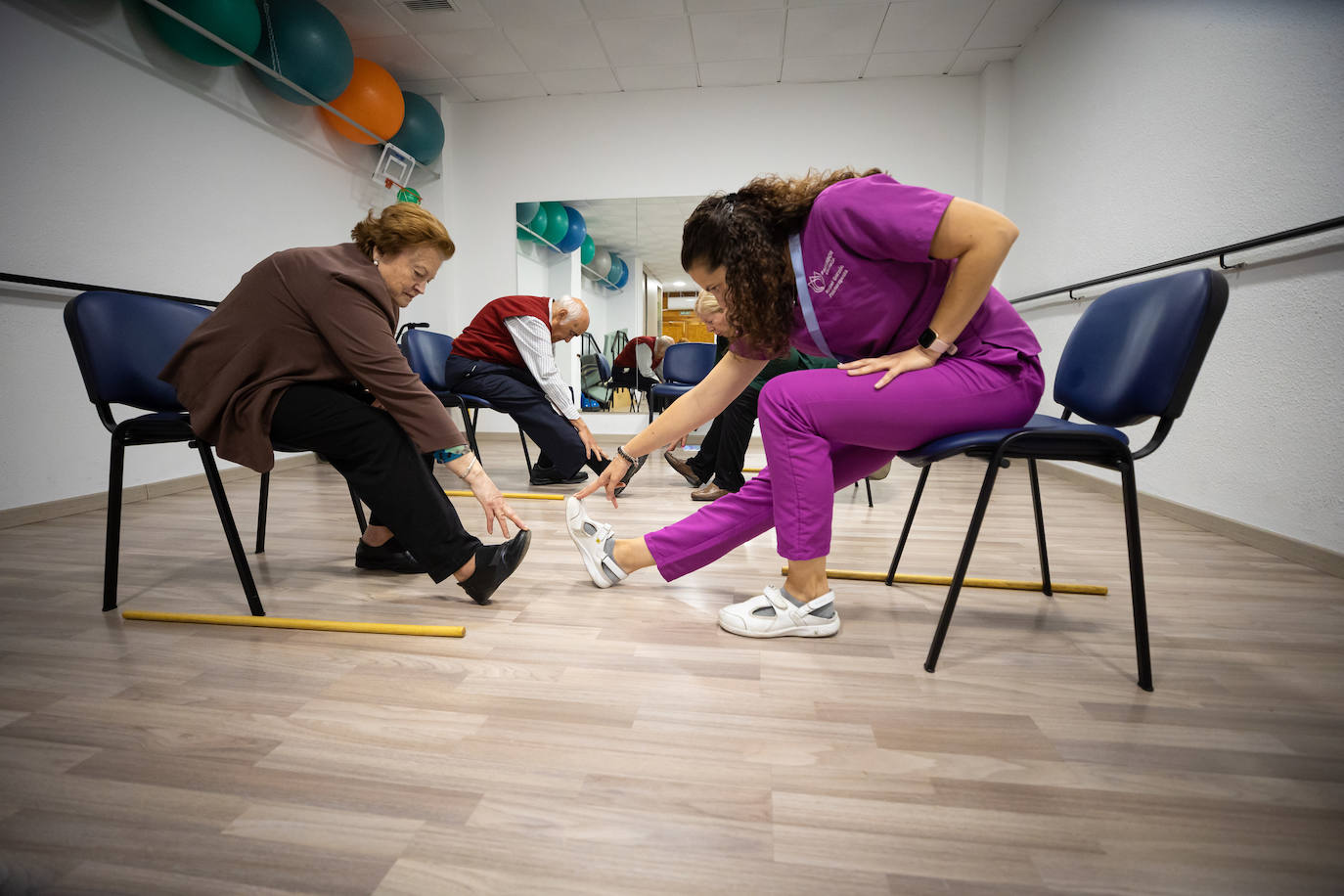 Afectados de Párkinson se ejercitan en la sede de la asociación.